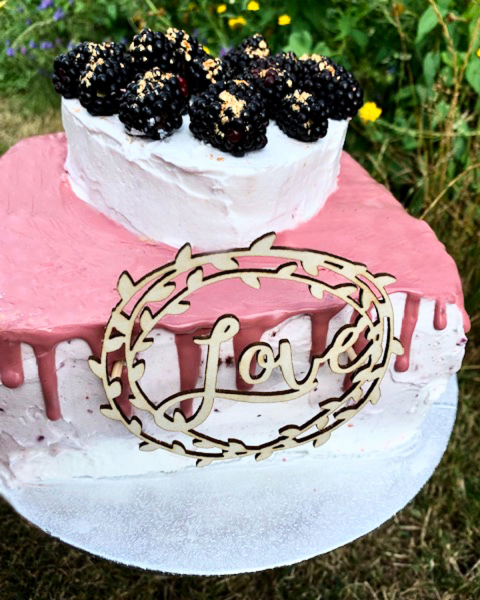 Tortenrand-Topper "Love" im Blumenkranz